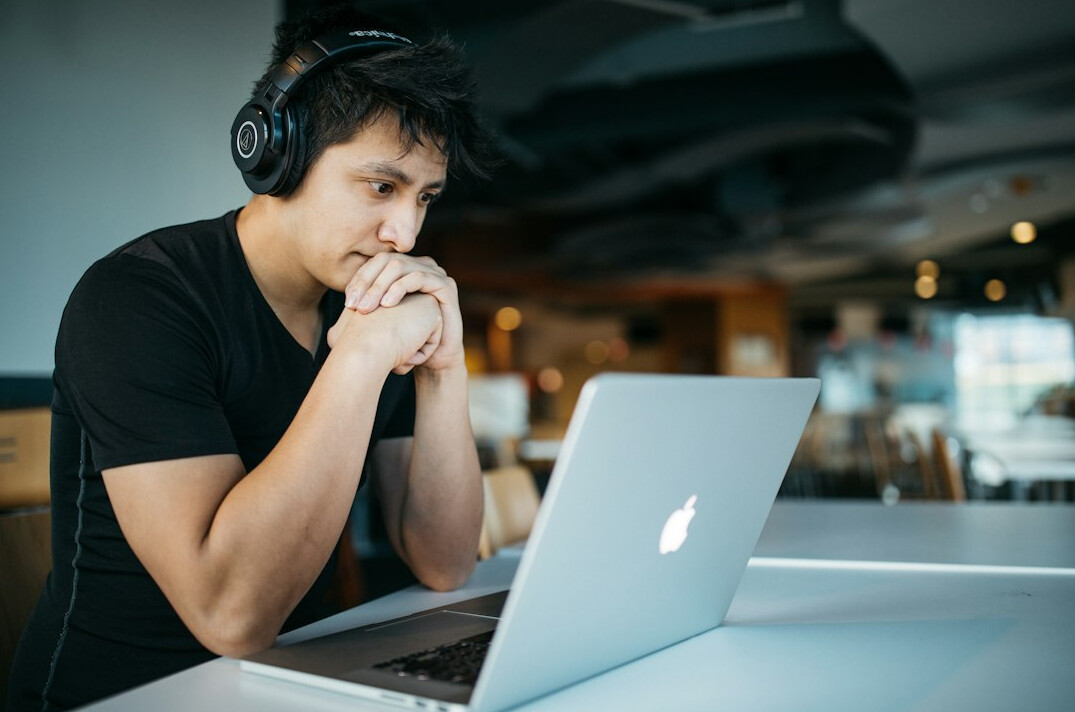 online course on laptop